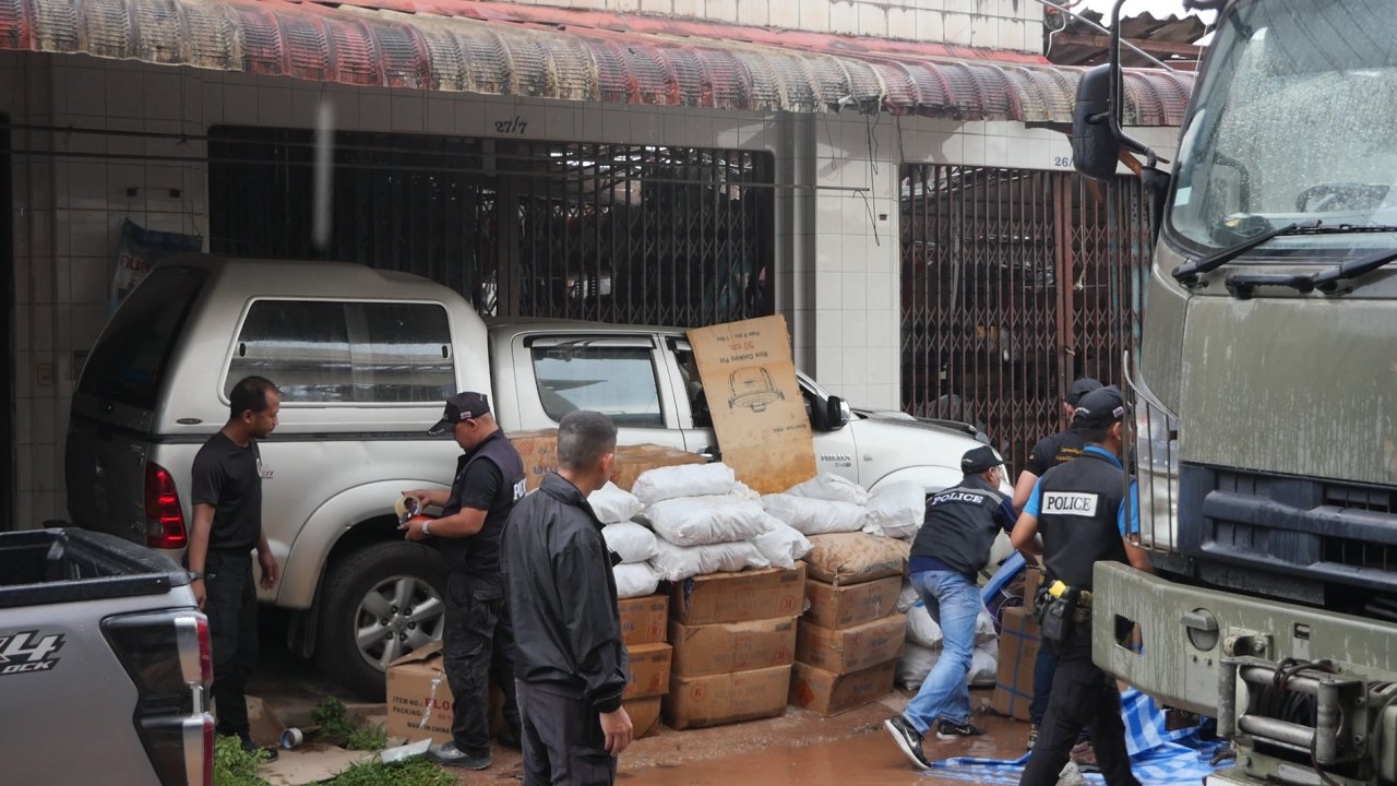 จนท.นราธิวาส เข้ายึดดอกไม้เพลิง พลุ จากบ้านเจ้าของโกดังที่ระเบิดได้อีก 1 ตัน