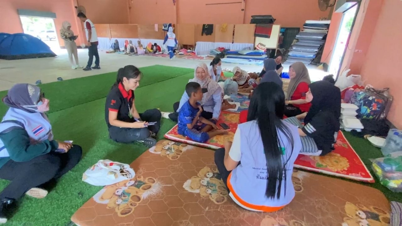 ธารน้ำใจชาวนราธิวาส หลั่งไหลช่วยซับน้ำตาชาวบ้านที่มูโนะ ที่บ้านพังจากพลุระเบิด