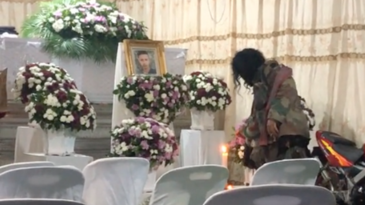 สุดซึ้ง "หนุ่มสติไม่ดี" ไม่เคยลืม "เพื่อนรัก" มานอนร้องไห้หน้างานศพทุกคืน (คลิป)