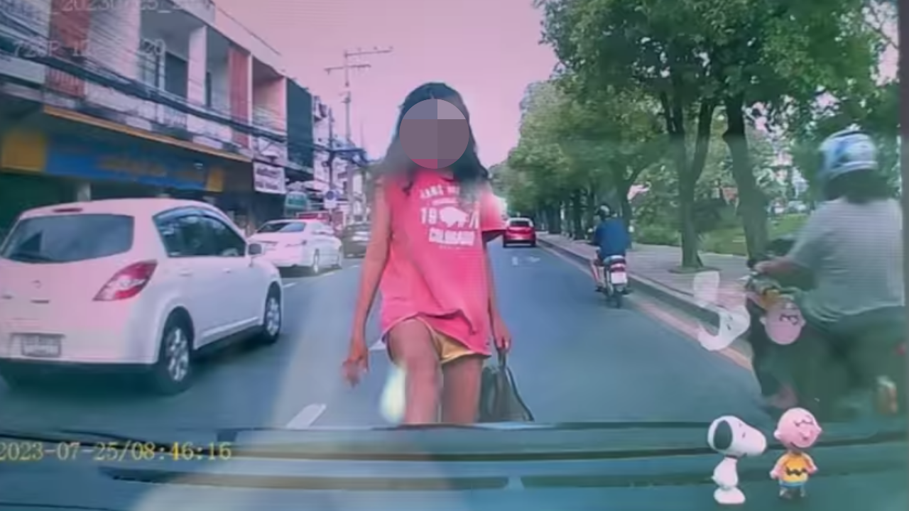 หนุ่มสุดงง เจอสาวปริศนาเดินตัดหน้ารถ ก่อนยกเท้าขึ้นเหยียบฝากระโปรง