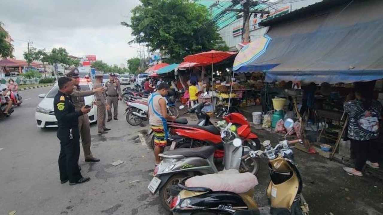 ตร.จับมือเทศกิจจัดระเบียบ ตลาดหน้า รพ.ขอนแก่น เอาผิดจริงพ่อค้าแม่ค้ารุกล้ำถนน