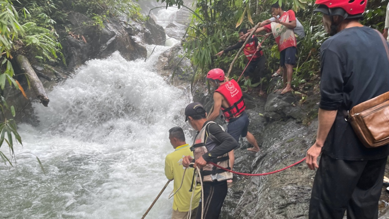 สลด ด.ญ.อียิปต์ 6 ขวบตกน้ำตกสองแพรกพังงาดับ คาดถอยหลังหามุมถ่ายรูป