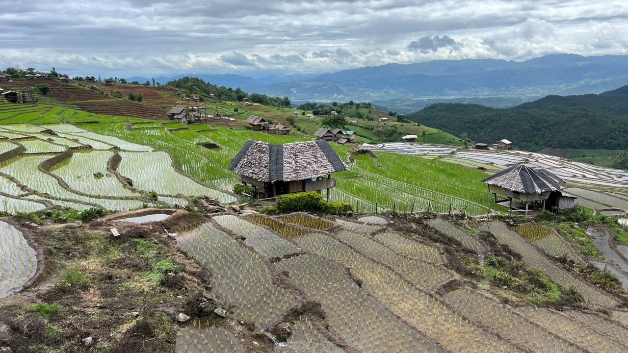 เตือนเที่ยวนาขั้นบันได บ้านป่าบงเปียง เส้นทางแคบฝนตกถนนลื่น ขับขี่ต้องระวัง