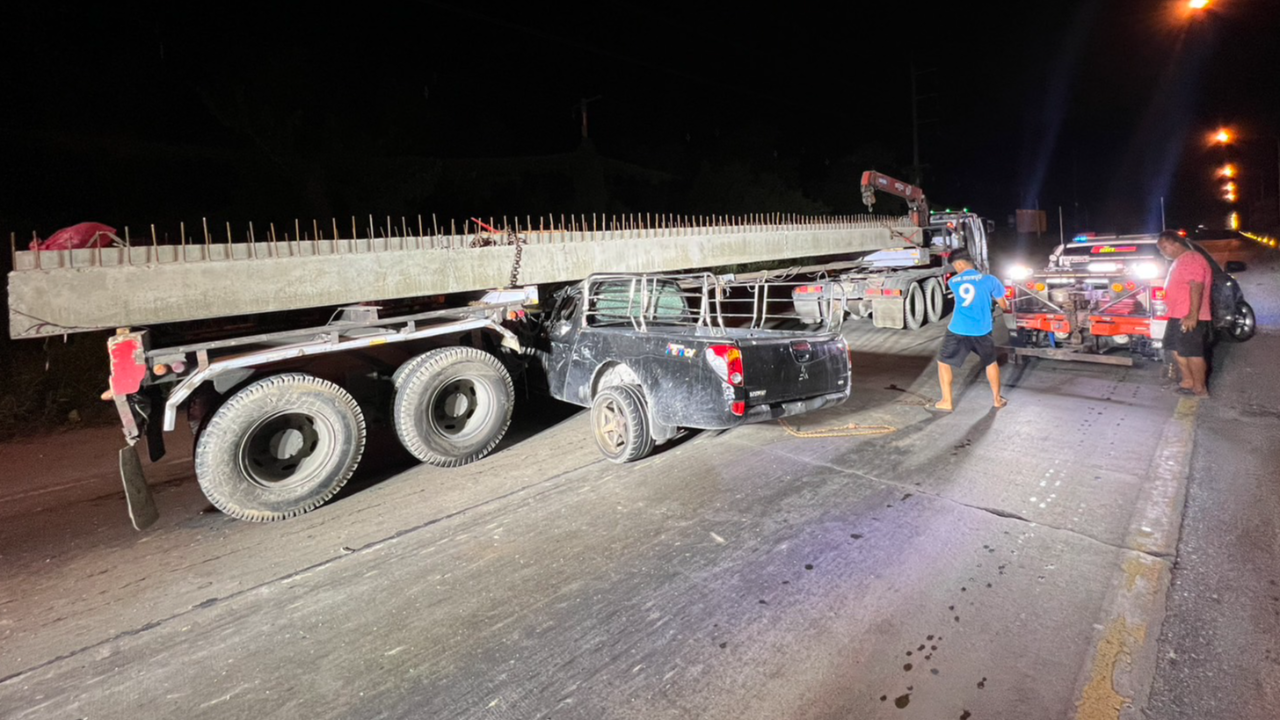 "บูชาหลวงปู่ทวด" กระบะเมาแอ๋ มุดใต้รถพ่วง คนขับรอด จับเป่าพุ่งปรี๊ด
