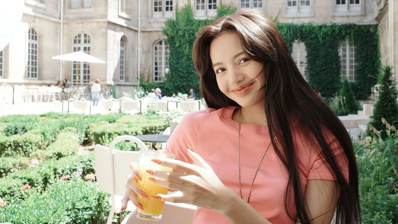 ลิซ่า แบล็กพิงก์ แจกความสดใส ดื่มน้ำส้มพร้อมรอยยิ้มแสนน่ารัก