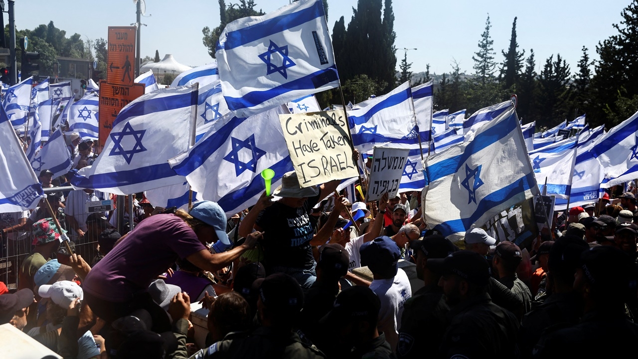 รัฐสภาอิสราเอลไม่สนเสียงประท้วง ผ่านกฎหมายลดอำนาจศาลสูงสุด