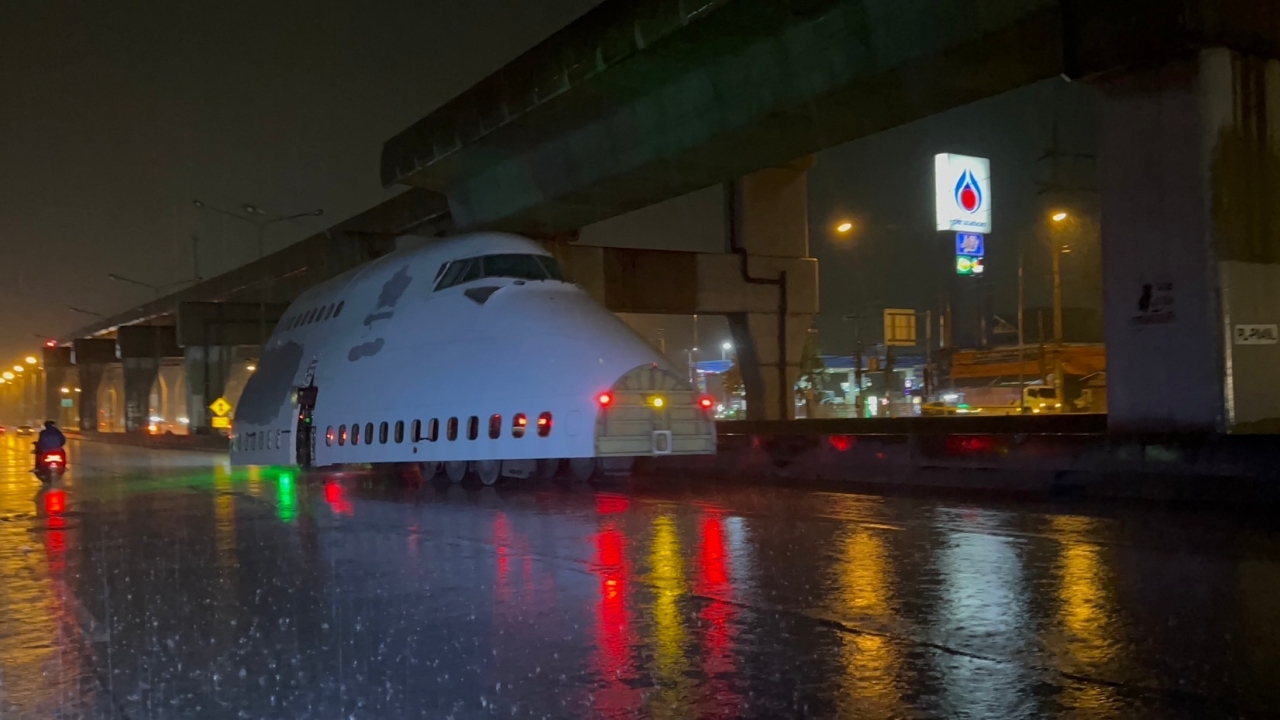 ปรับ 1 หมื่น คนขับรถบรรทุกชิ้นส่วนเครื่องบินโบอิ้ง 747 ติดตอม่อ "สายสีม่วง"