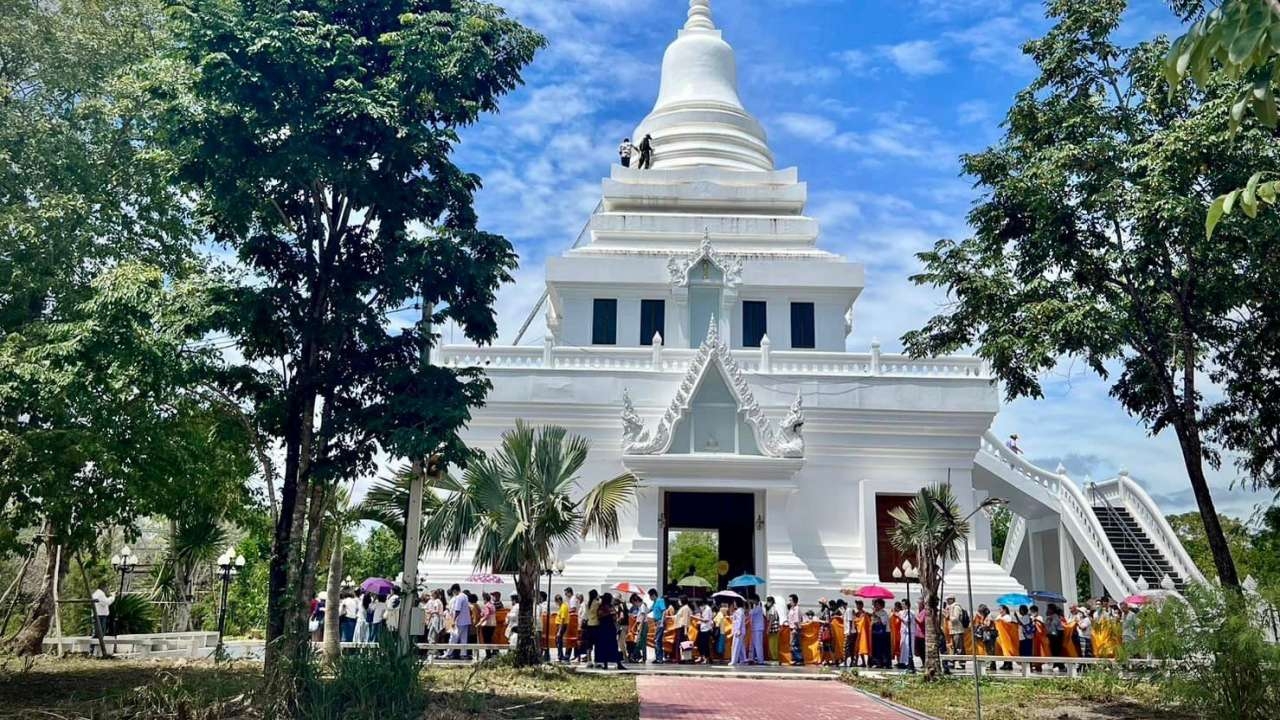 "ทหารช่าง" นำกำลังพลทำความดี ขัดล้าง ห่มมหาเจดีย์ วัดสวนพุทธธรรมคุณ 