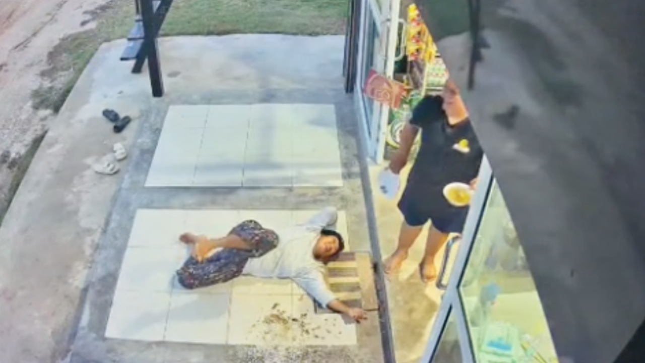 เจ็บช้ำ 2 ต่อ คุณป้าถูกสุนัขชนแล้วหนี คนเห็นเหตุการณ์ดันไม่ช่วยแถมยืนขำ