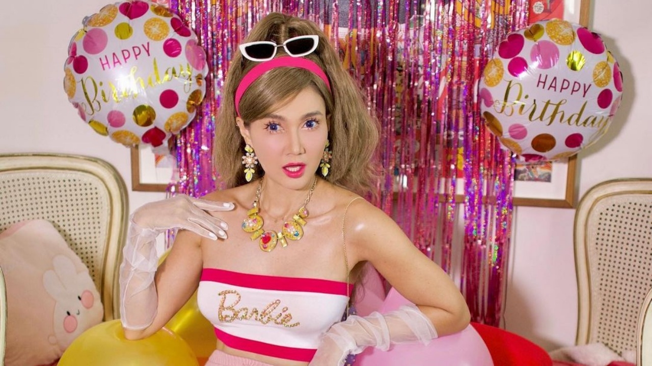 แอน สิเรียม แปลงร่างเป็นบาร์บี้สาวหวาน สวยกระชากใจในวัย 51 ปี 