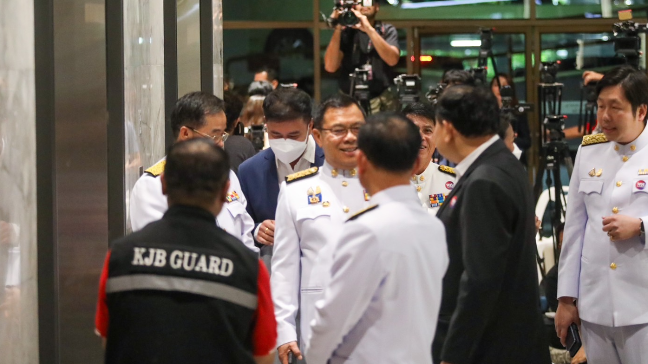 สส. ทยอยแต่งชุดปกติขาว เดินทางเข้าพรรคเพื่อไทย รอพิธีโปรดเกล้าฯ นายกฯคนที่ 30