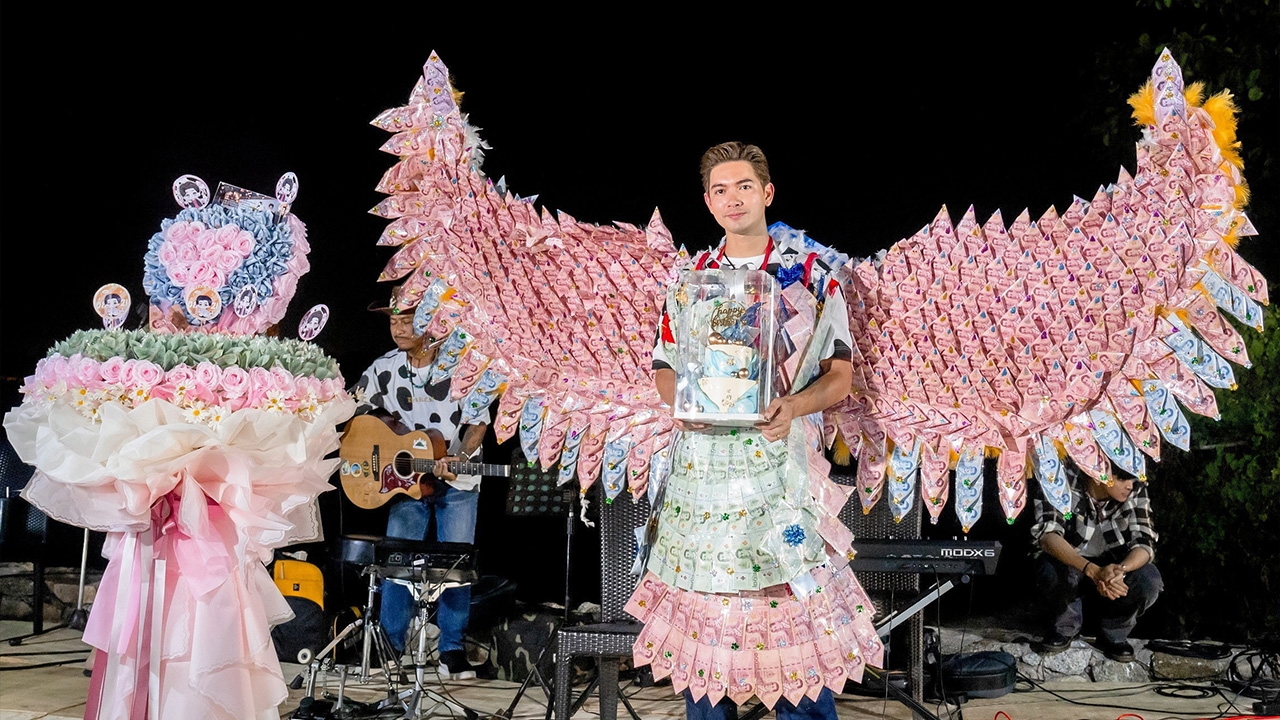 "เข้ม หัสวีร์" ซาบซึ้งร้องไห้กลางงานแฟนมีตริมทะเล ฉลองวันเกิดพร้อมหน้า