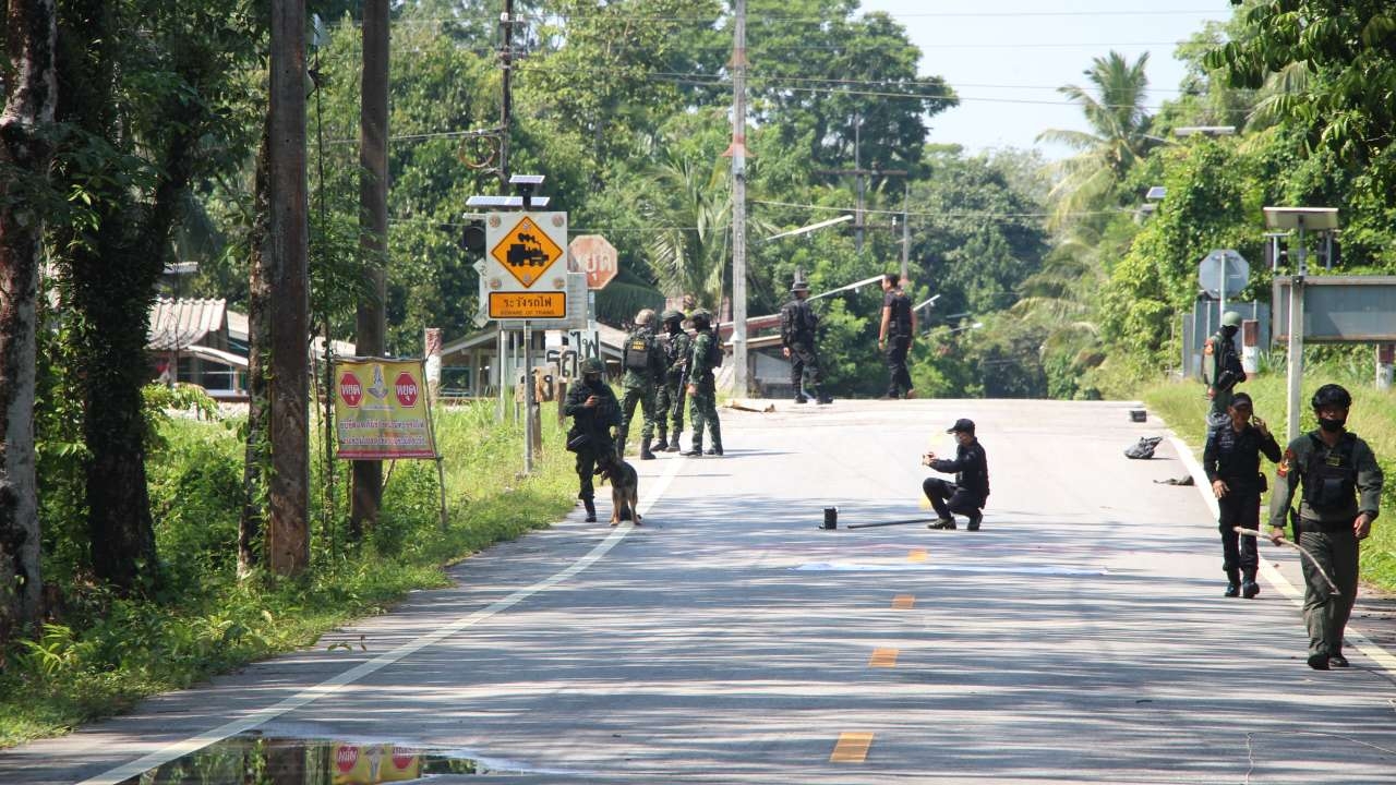 คนร้ายเหิม แขวนป้าย-พ่นสีถนน ผูกระเบิดปลอม เพื่อป่วน 4 อำเภอ นราธิวาส