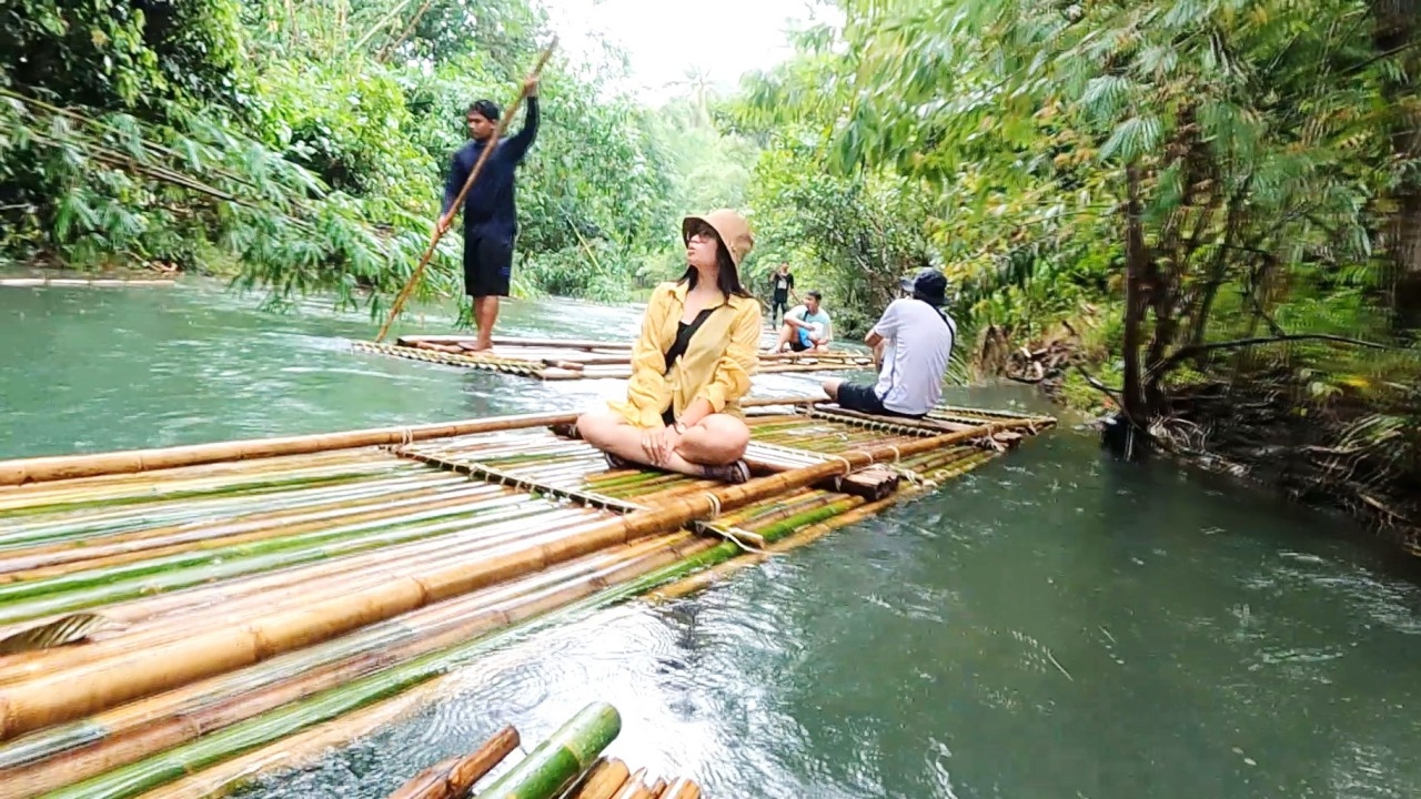เที่ยวหน้าฝนสนุกสุด ต้องล่องแพไม้วังเคียงคู่ สัมผัสธรรมชาติธารน้ำใสที่พังงา