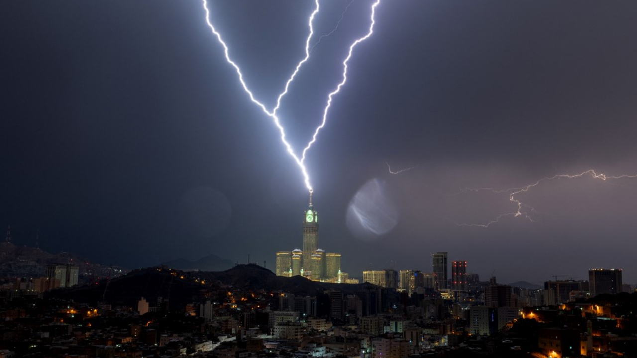 พายุเข้า ฝนตกฟ้าคะนองกระแสลมแรงในนครเมกกะ ซาอุฯ