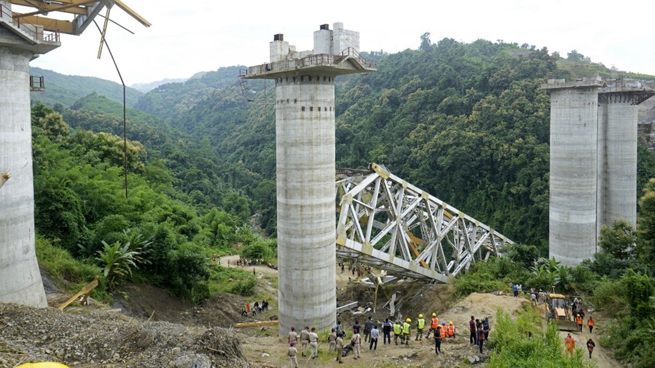 สะพานทางรถไฟอินเดียถล่มขณะก่อสร้าง พบแล้ว 26 ศพ หายอีกหลายราย