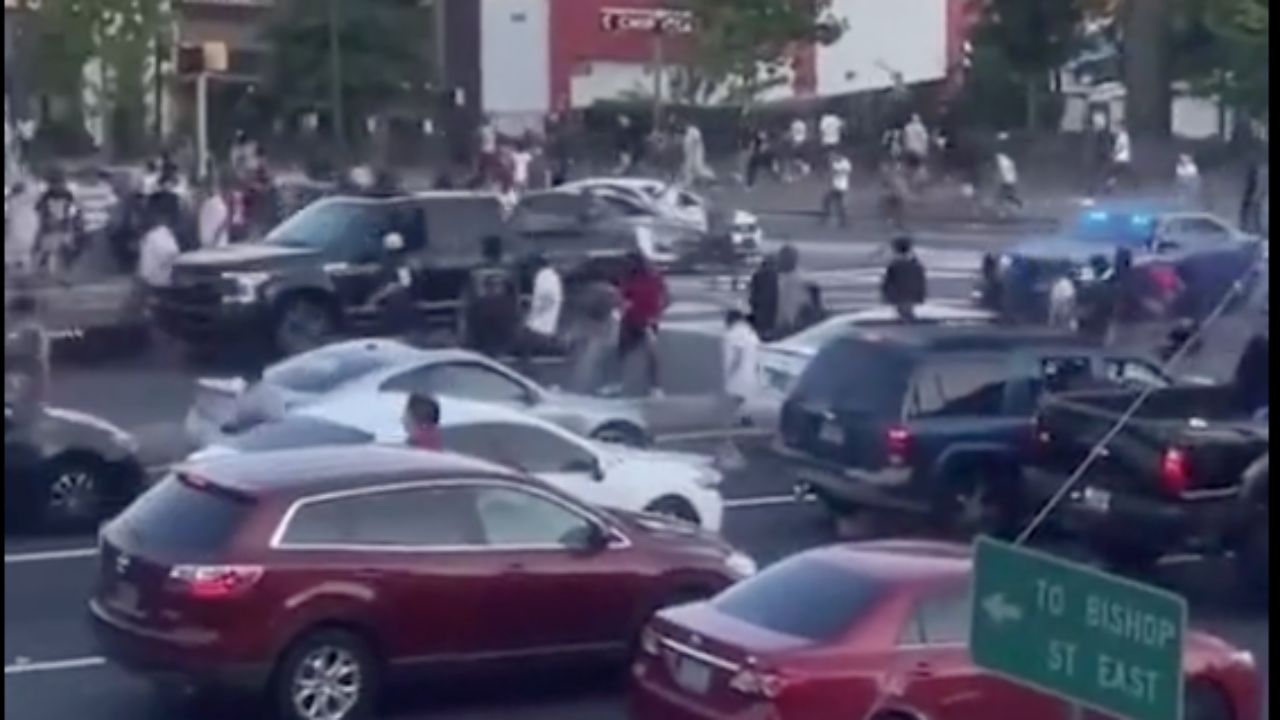 สุดระทึกรถกระบะพุ่งชนคน ขณะขับหลบหนีตำรวจสหรัฐฯ (คลิป)