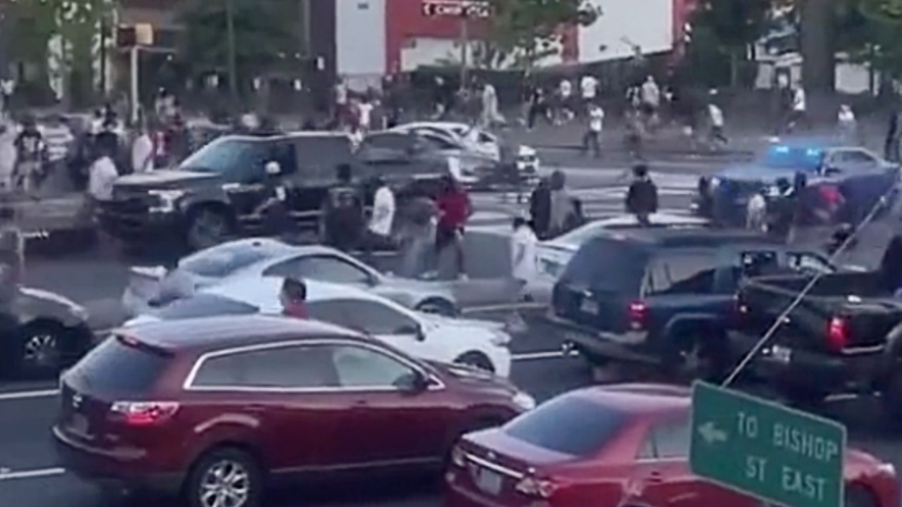 สุดระทึกรถกระบะพุ่งชนคน ขณะขับหลบหนีตำรวจสหรัฐฯ (คลิป)