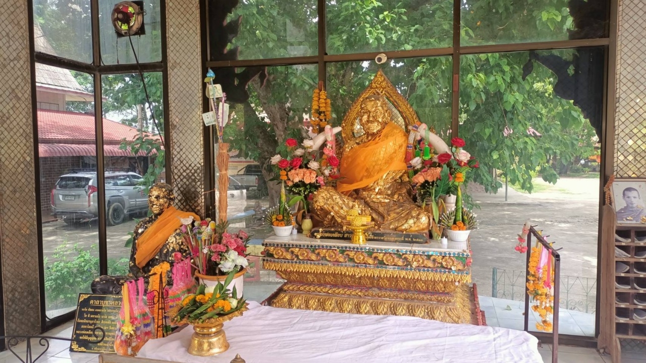 สาวแก้บนหลวงพ่อเคลือบ หลังขายที่ได้ คอหวยไม่ลืมส่อง "เลขเด็ด" ลุ้นรวย 1/9/66