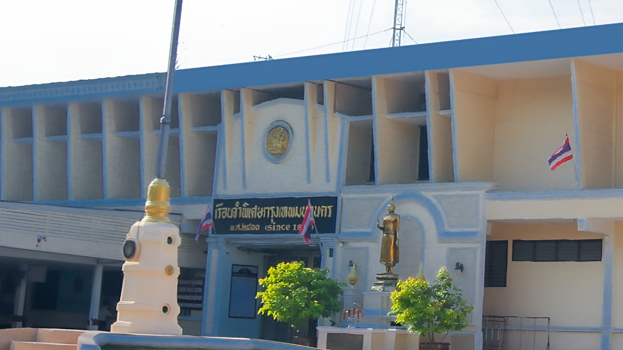 เจ้าหน้าที่คุมเข้มหน้าเรือนจำ ปิดประตูงดเยี่ยมญาติ จัดพื้นที่รองรับมวลชน