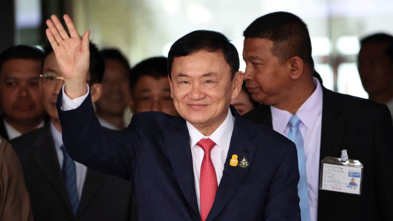 เปิดภาพ "ทักษิณกลับถึงไทย" ปรากฏตัวพร้อมรอยยิ้ม โบกมือทักทายมวลชน