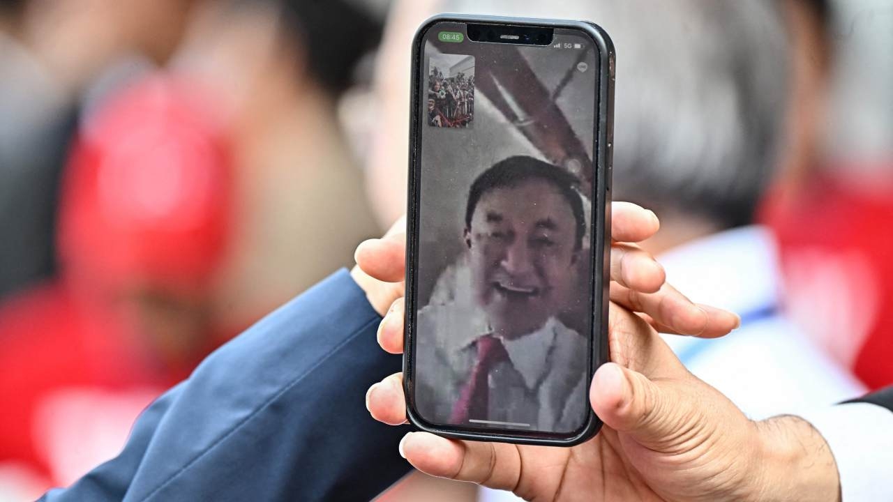 "ทักษิณ" วิดีโอคอลมาจากบนเครื่องบิน สีหน้ายิ้มแย้ม ยืนยันกลับมาแน่ (คลิป)