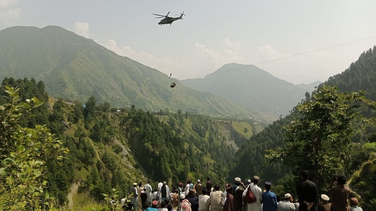 นาทีสุดระทึก ปากีสถานหาทางช่วย นร.-ครู ติดกระเช้าลอยฟ้ากว่า 9 ชม.แล้ว (คลิป)