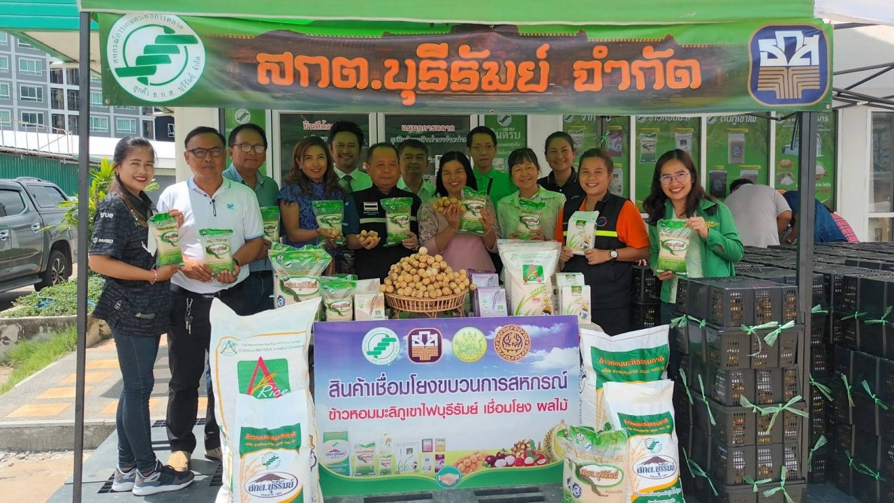 สกต.บุรีรัมย์นำข้าวหอมมะลิแลกลองกองตันหยงมัส สกต.ตรัง ช่วยเกษตรกรขายสินค้าได้