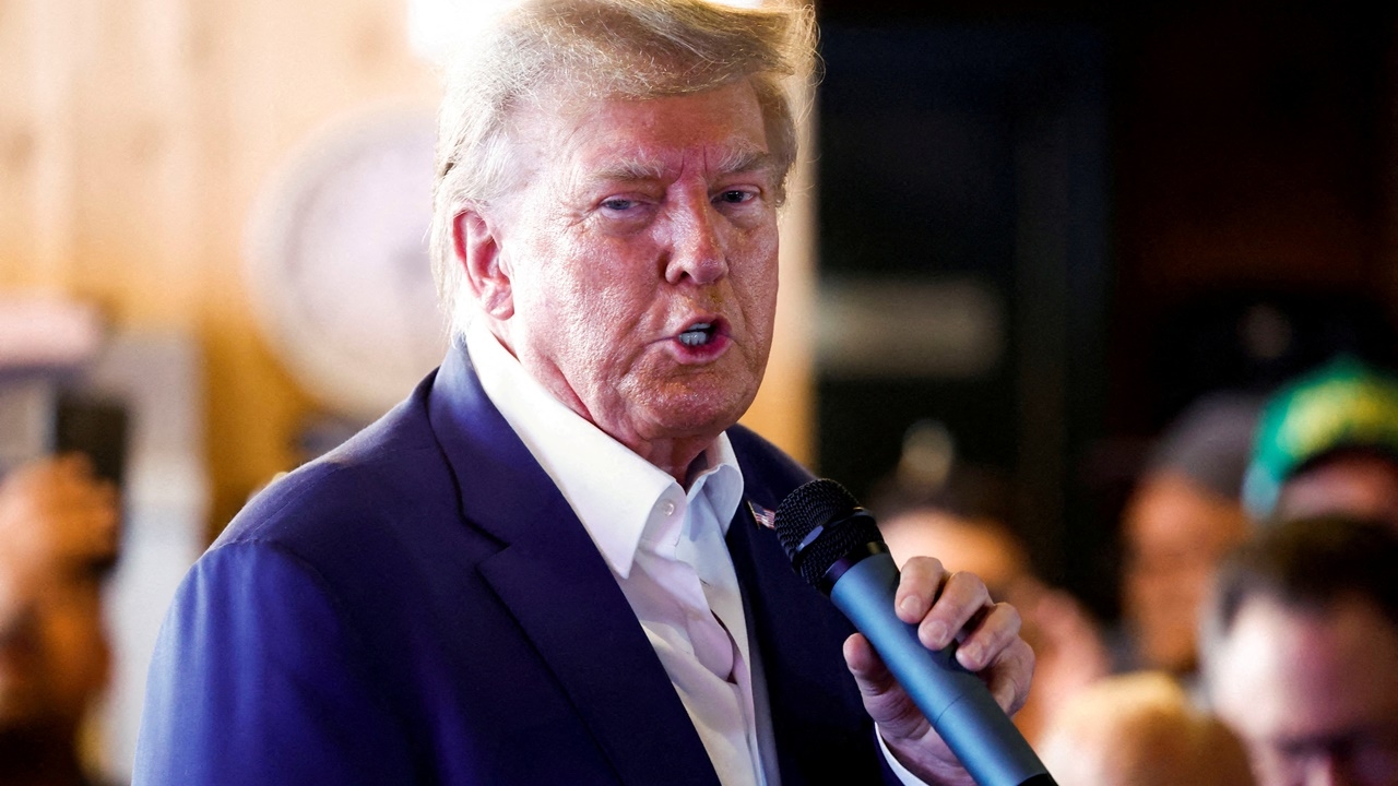 ทรัมป์เดินทางไปมอบตัวที่รัฐแอตแลนตา หลังโดนฟ้องคดีล้มเลือกตั้ง 2020