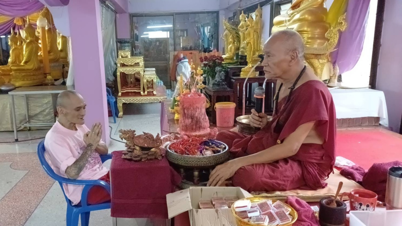 "อ่าง เถิดเทิง" ทำบุญวันเกิด ลงอักขระยันต์หลังมือ จุดธูปมงคลได้ "เลขเด็ด"