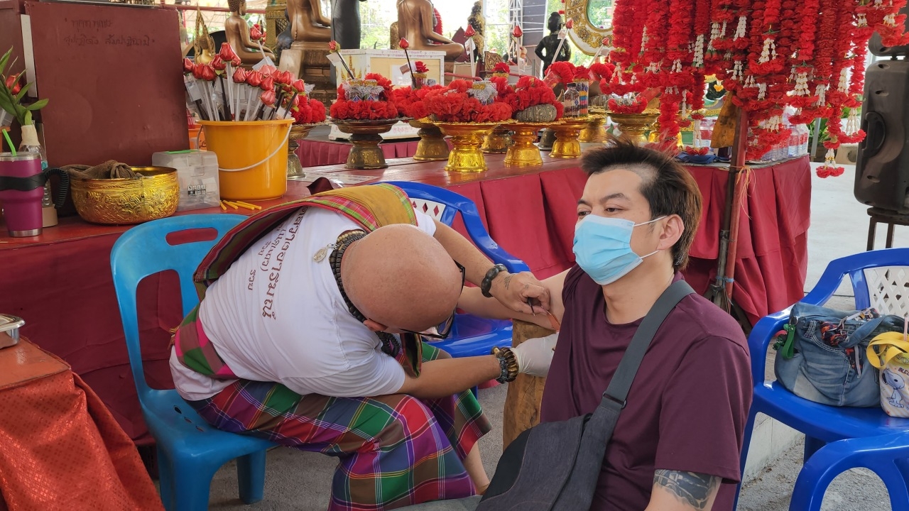 "สายมู" มาตอกตะกรุดใต้ท้องแขน วัดดัง ไม่ลืมขอ "เลขเด็ดงวดนี้" เสี่ยงโชค