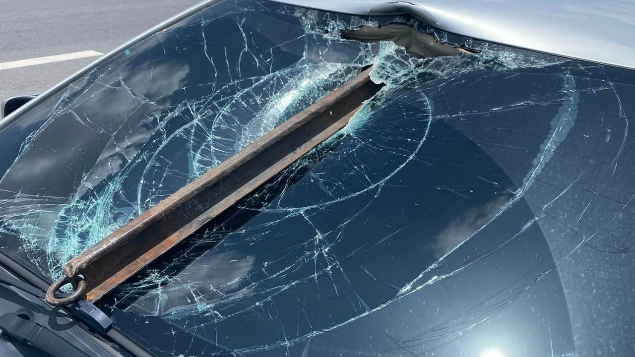 หนุ่มเล่าวินาทีชีวิต ขับรถอยู่ดีๆ ท่อนเหล็กยาวปริศนากระเด็นฟาดกระจกรถ