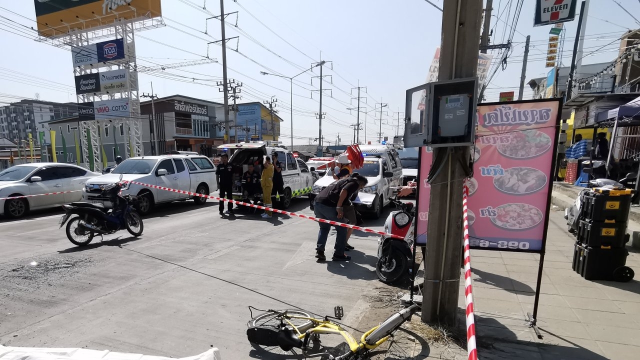 รถเก็บขยะเบรกแตก ชนท้ายรถแวน ก่อนอัดจักรยานคนขี่ตายคาที่ ริมถนนบางกรวย-ไทรน้อย