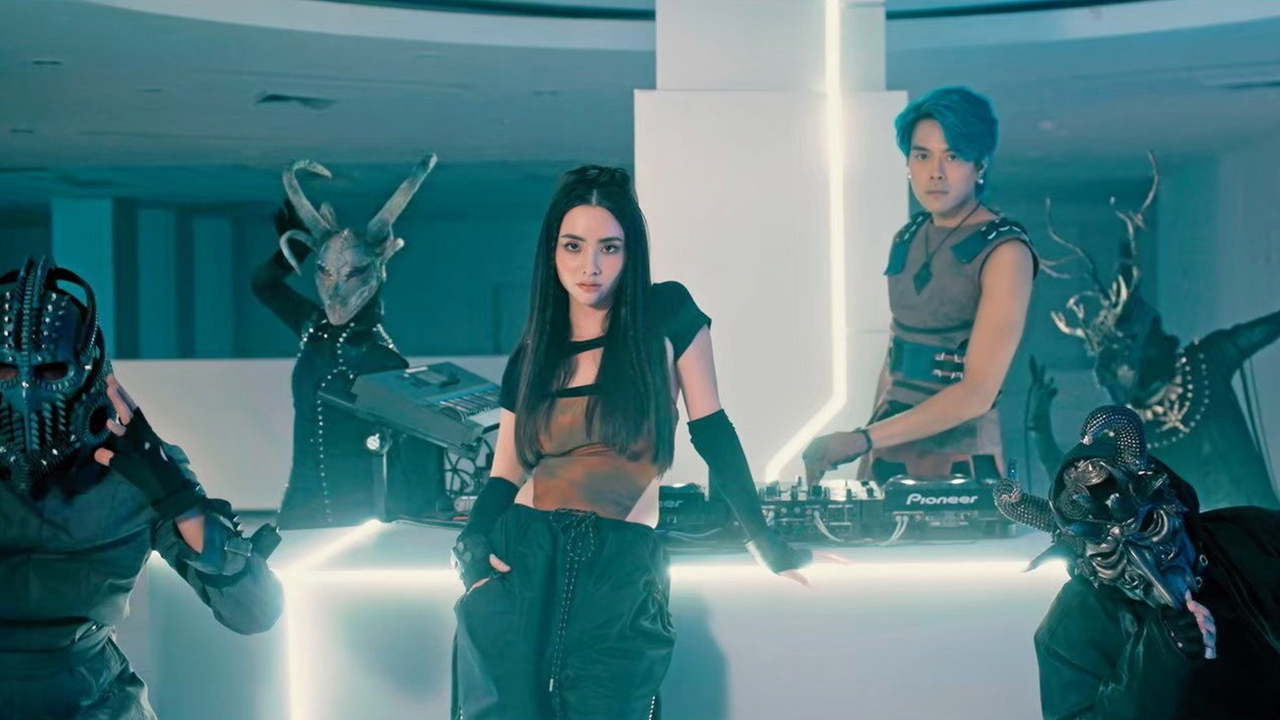 “เอ้ BOTCASH” ชวน “มุกดา” จับไมค์ร้องเพลง ปรับเปลี่ยนลุคใหม่เพื่อซิงเกิล “เต็มสิบไม่หัก”