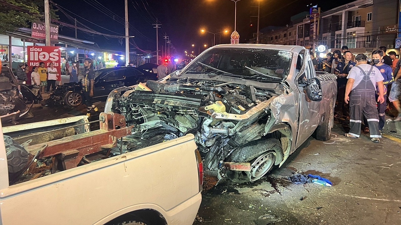 กระบะซิ่งขวา เสียหลักพุ่งชนรวด 5 คัน ทำเสียชีวิต 2 เจ็บ 8 ราย