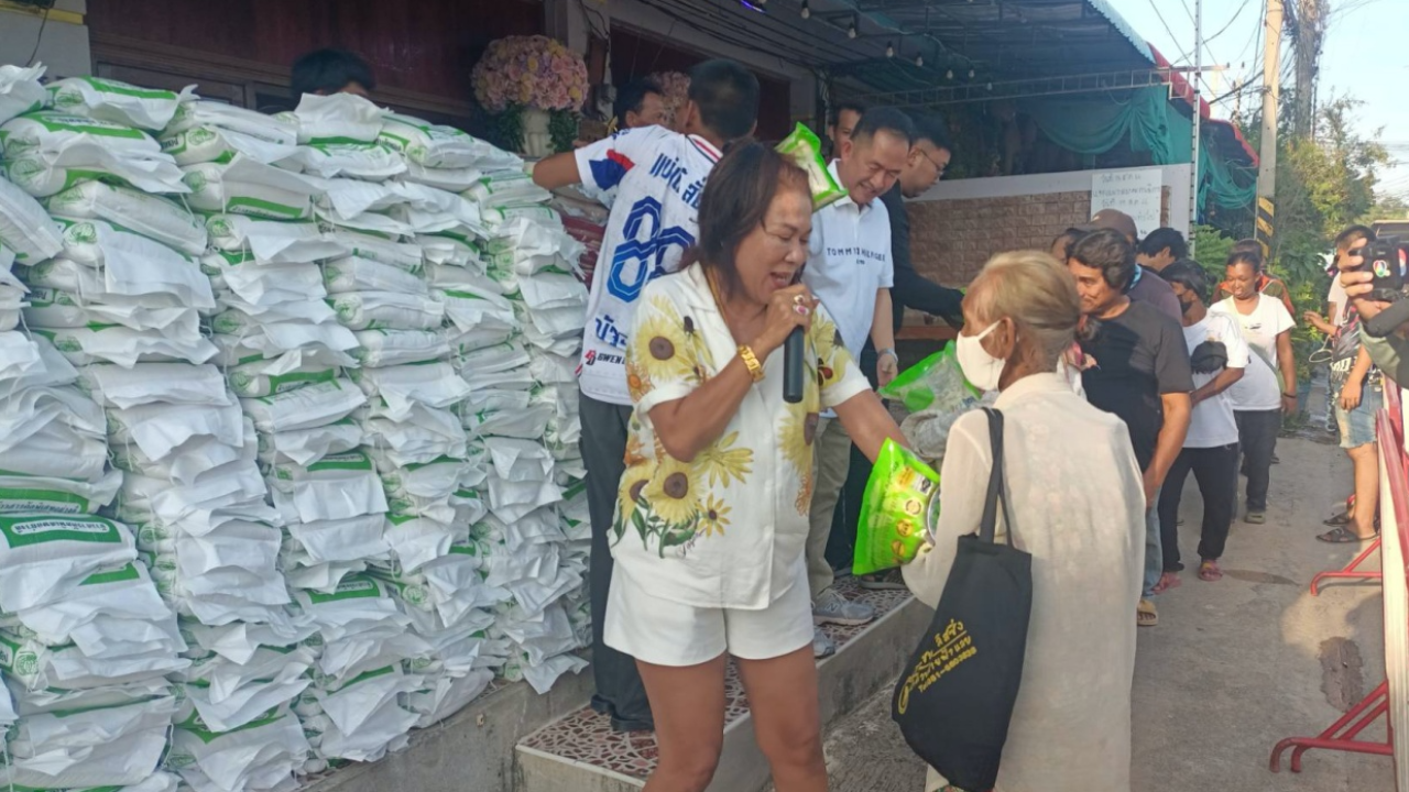 แจกข้าวสาร 1 ถุง ต่อชีวิตคนหาเช้ากินค่ำ ชาวบ้านรอคิวจนเป็นลม 