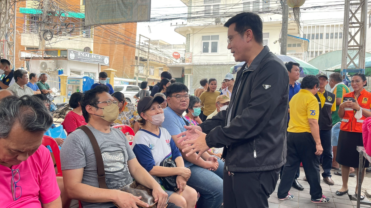 “ชัยวุฒิ” พร้อมน้องชาย สส.พลังประชารัฐ ให้กำลังใจผู้ประสบภัยไฟไหม้ตลาด 100 ปี