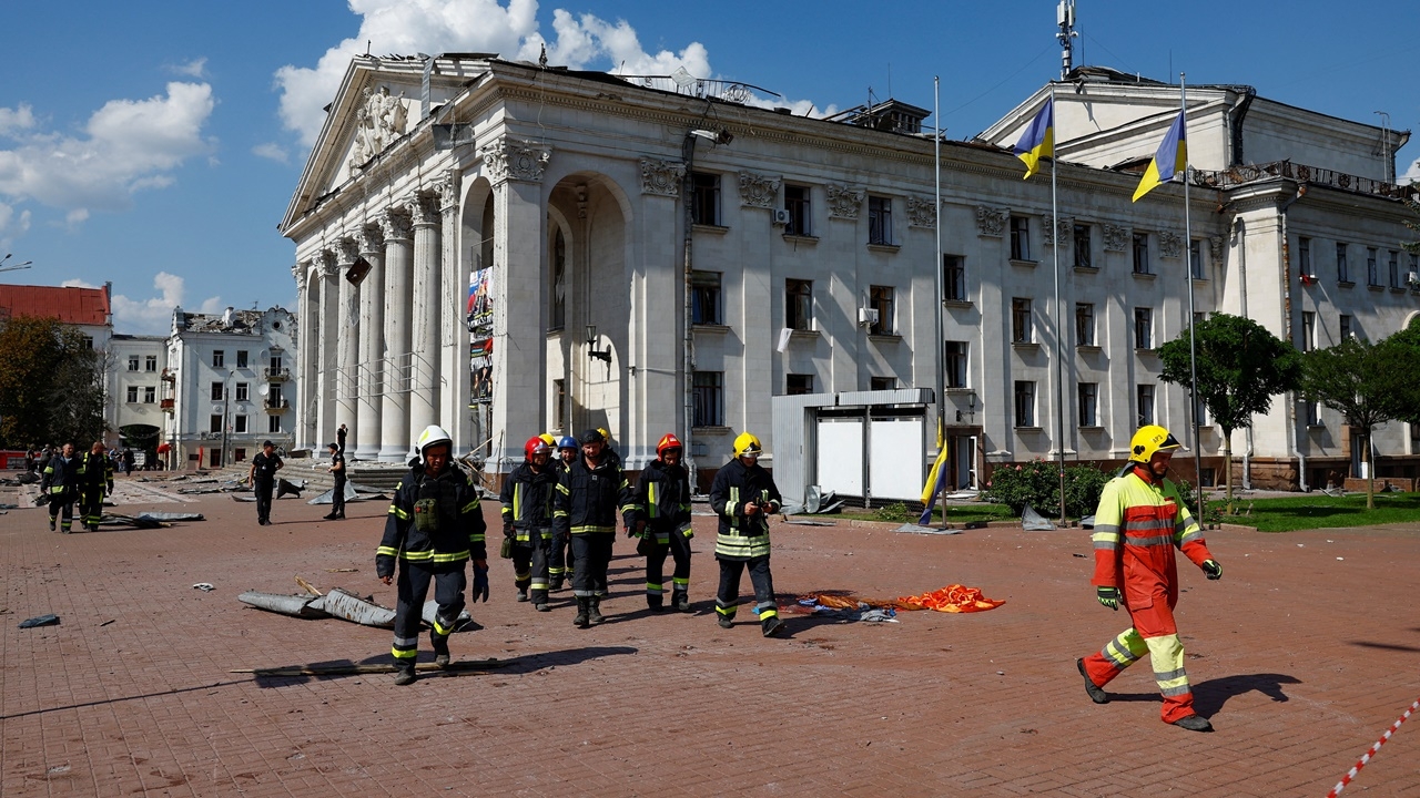 สงครามยูเครนเดือด รัสเซียยิงมิสไซล์ถล่มโรงละคร ตาย 7 ศพเจ็บ 144 ราย