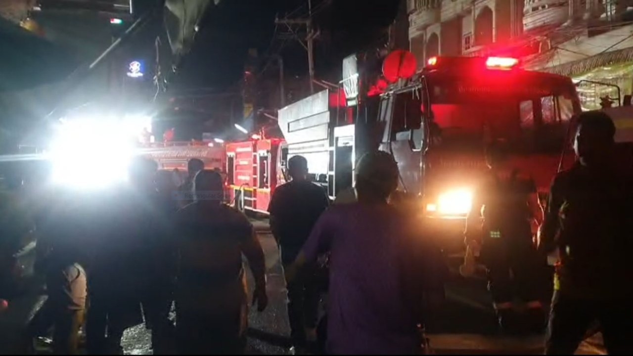 ไฟไหม้ตลาดกลางอินทร์บุรี รถน้ำ 10 คัน พยายามฉีดสกัด 2 ชม.ยังควบคุมเพลิงไม่ได้