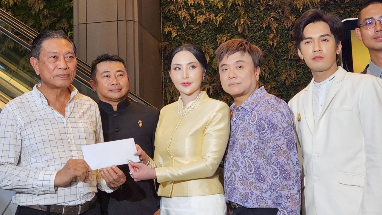 กลุ่มชาวพุทธ-สภาศิลปินฯ ยื่นเสนอผู้บริหารโรงแรม นำรูปหล่อครูกายแก้วออกจากพื้นที่