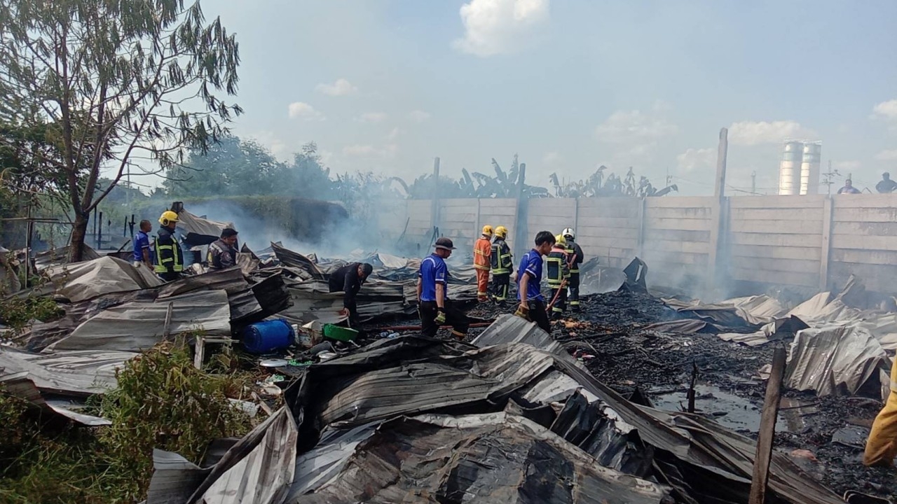 ไฟไหม้แคมป์พักคนงานต่างด้าวที่สมุทรสาคร คุมเพลิงได้แล้ว เผาวอดรวม 26 หลัง