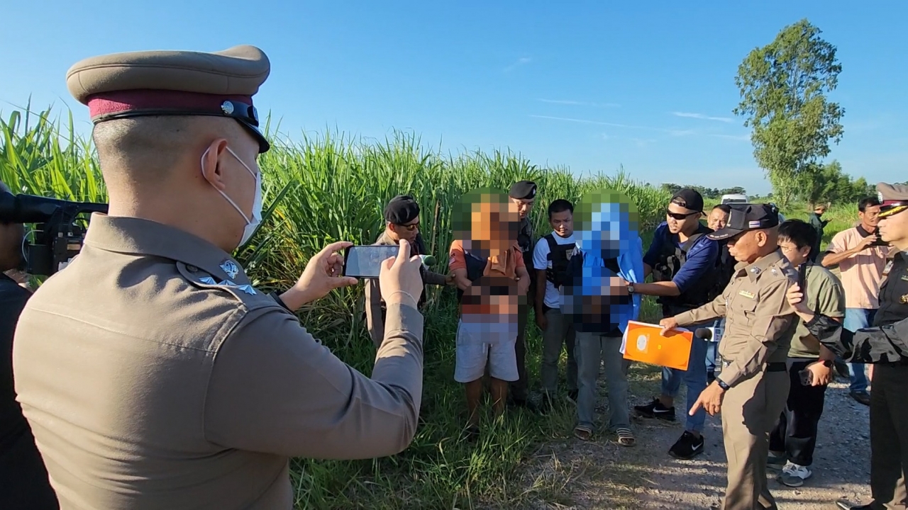 ตร.ทำแผน 2 ผู้ต้องหาร่วมฆ่าหนุ่มบ้านหนองแวง รับปมแค้นมาจาก คนตายพูดดูถูก