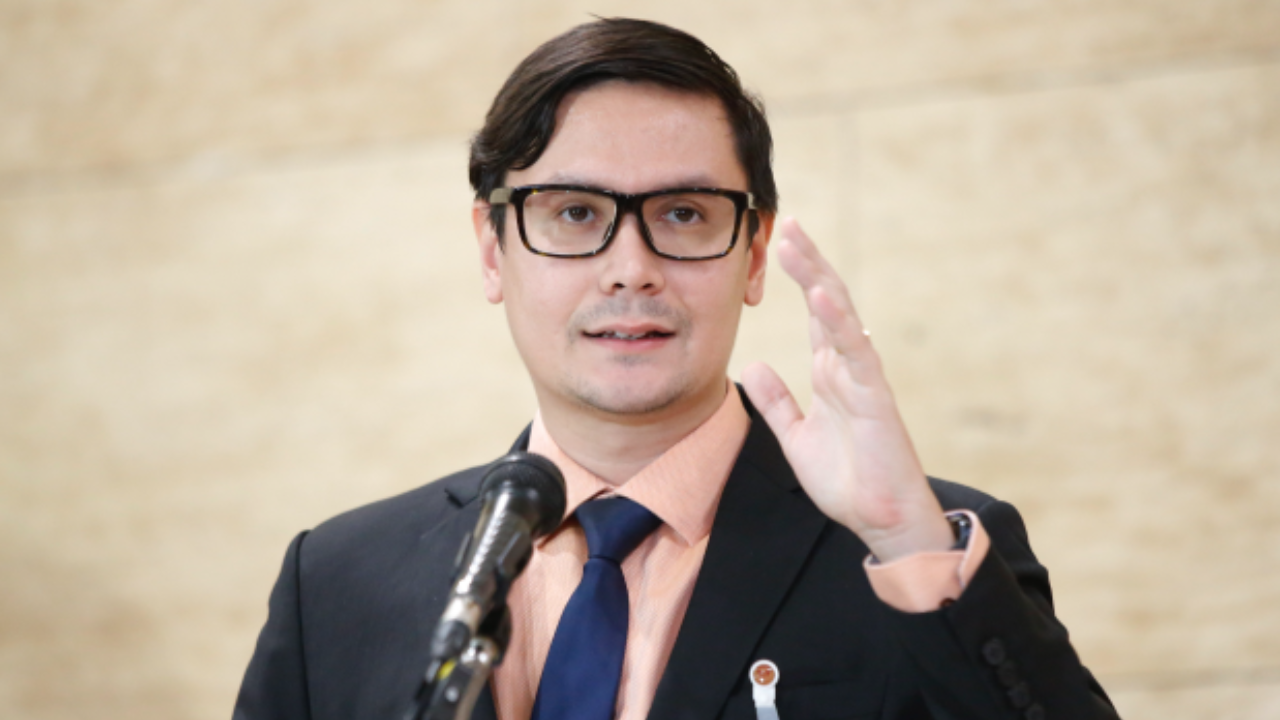 "รังสิมันต์" ยัน เดินหน้าญัตติ เสนอชื่อซ้ำ ย้ำจุดยืน ไม่หนุน "เศรษฐา" 