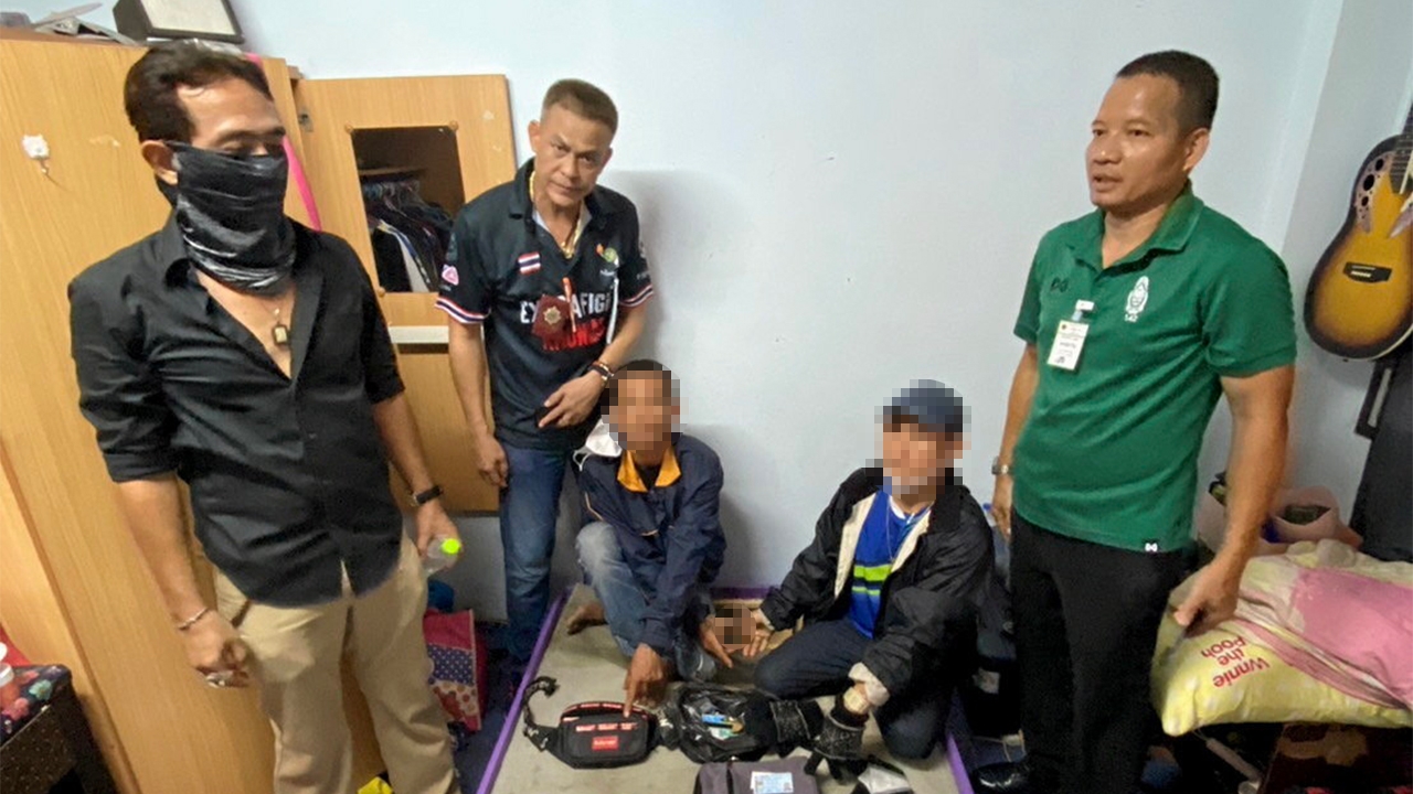 รวบ 2 เดนคุก ปีนบ้านจับ 2 สามี-ภรรยามัดชิงทรัพย์ ใช้ปืนปลอมขู่