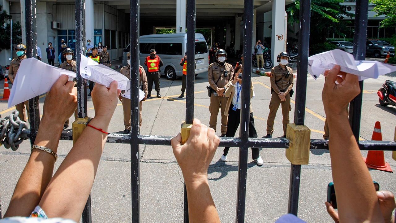 ค้านตัดเงินคนแก่ ม็อบฮือไม่พอใจ กดดัน 3 กระทรวง ยื่น 5 ข้อเรียกร้อง