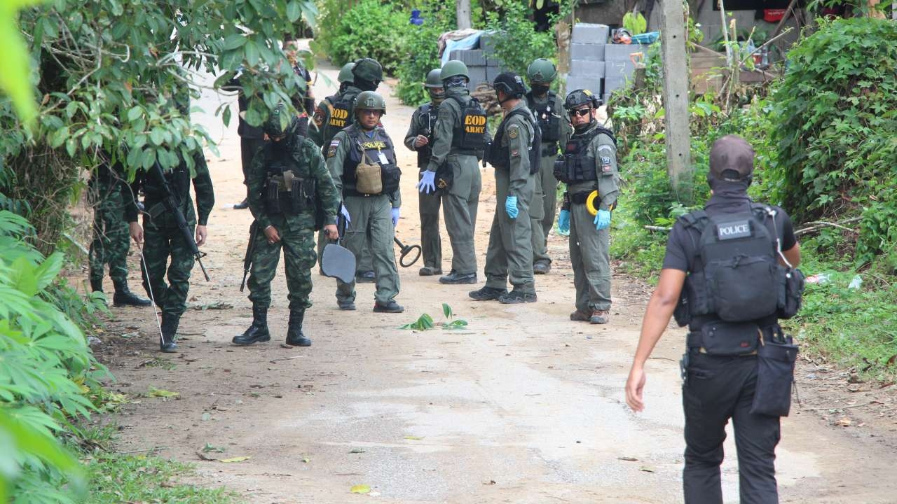 โจรใต้ซุกระเบิดในบ้าน ก่อนกดบึม ทหารชุดเข้าก่อสร้าง ตาย 1 เจ็บ 4 