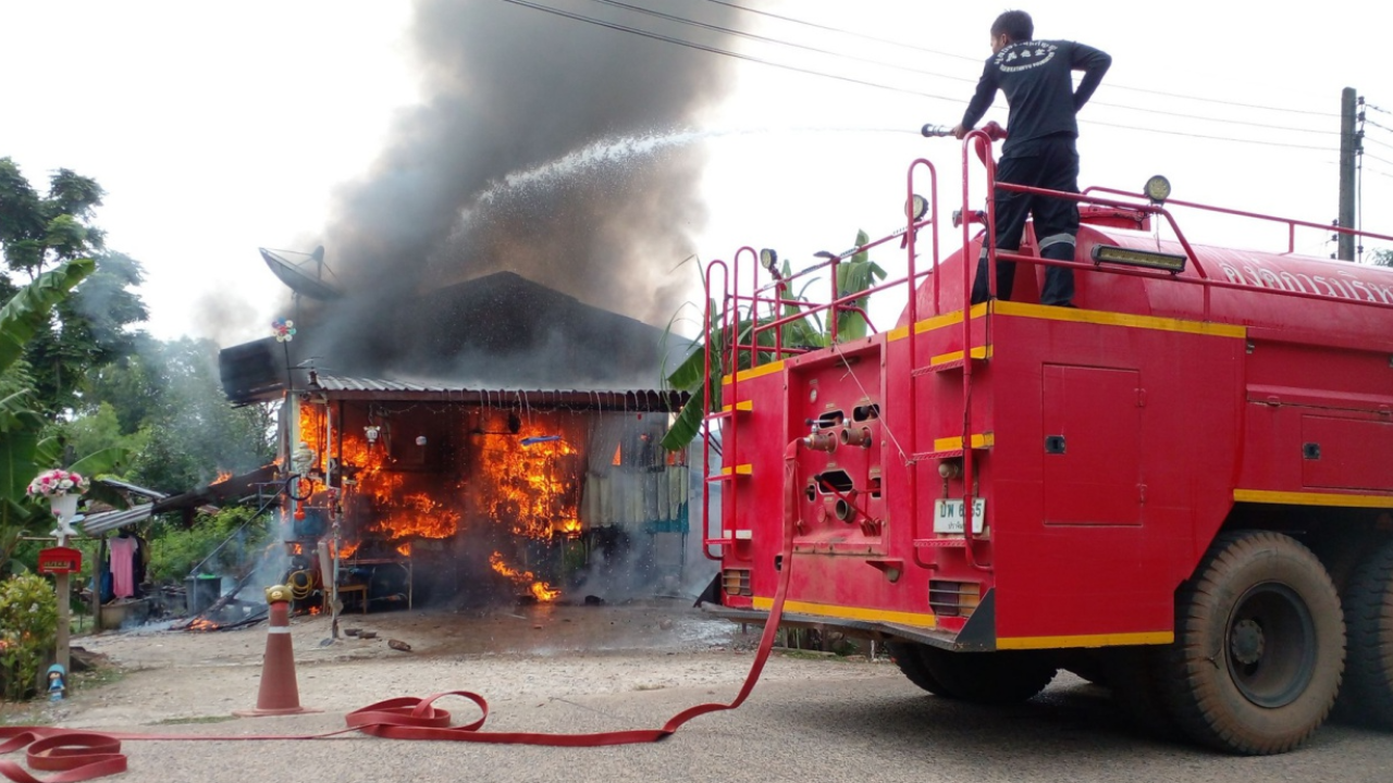 ไฟไหม้บ้านพนักงานเก็บขยะ เงินกว่า 2 หมื่นเก็บไว้เป็นค่าเทอมลูก วอด 