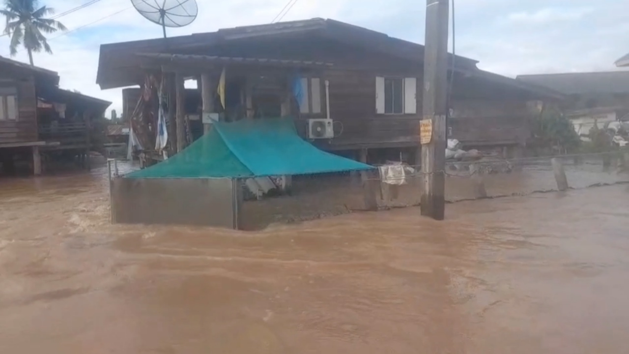 น้ำท่วมตากยังหนัก ชาวบ้านต้องเฝ้าเครื่องมือการเกษตร หวั่นถูกลักขโมยซ้ำเติม