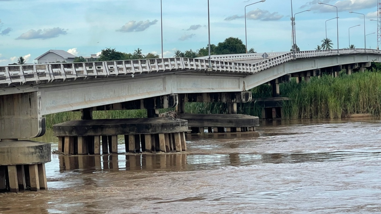 สะพานวังแขม กำแพงเพชร ใกล้ถล่มลงน้ำปิง มวลน้ำซัดตอม่อทรุด