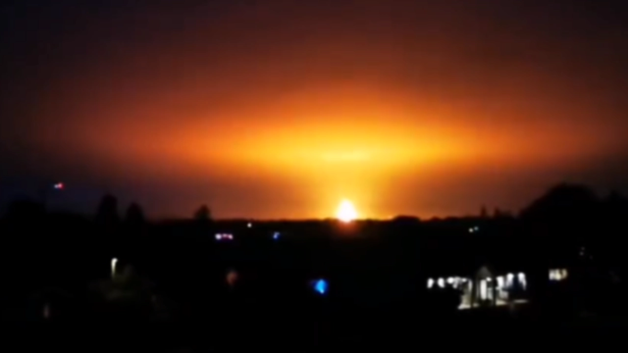 雷击垃圾处理厂，巨大的火球在英国牛津上空爆炸